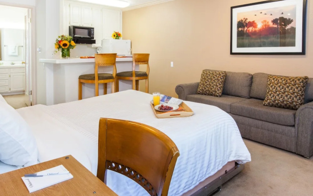 Oakwood Toluca Hills