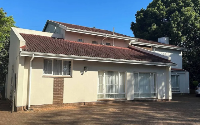 Spacious 4BR Home Pool & Balconies Krantzkloof