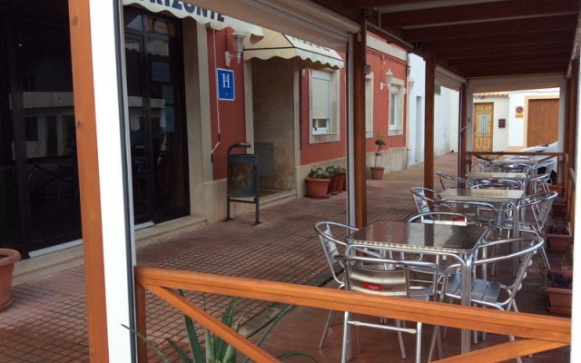 Отель Hostal Horizonte Ес-Кастель вид на фасад