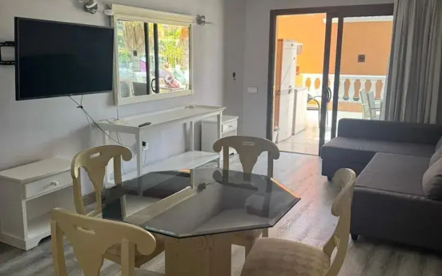 Las Americas 1-bed Apt, Sleeps 5, Pool, Parking