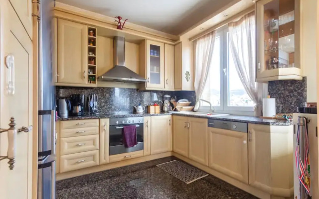 Elegant 5th Floor 2bdr