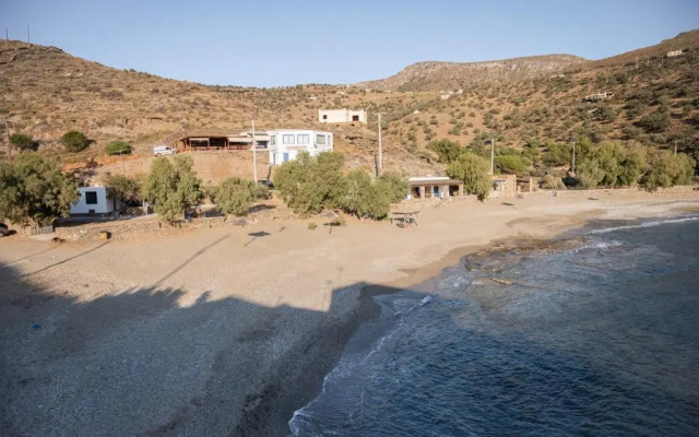 Beachfront bungalow in the area of Kampi, near Koundouros