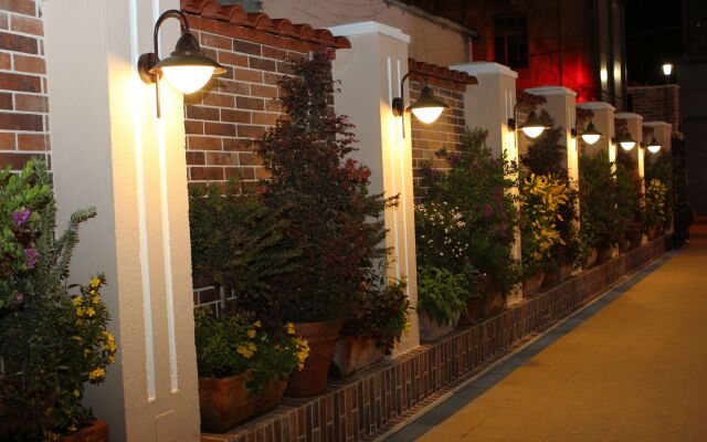 Отель Boutique Restorant GLORIA Албания, Тирана - отзывы, цены и фото номеров - забронировать отель Boutique Restorant GLORIA онлайн вид на фасад