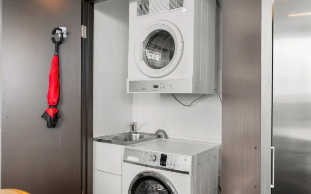 Elegant 1-bed by Riverside Park & Amenities
