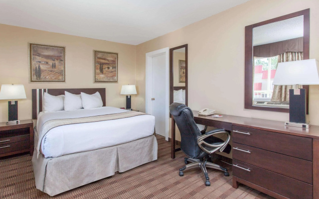 Econo Lodge Inn & Suites