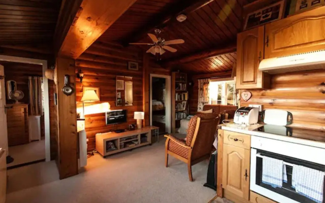 Two Bed Log Cabin in the Mountains