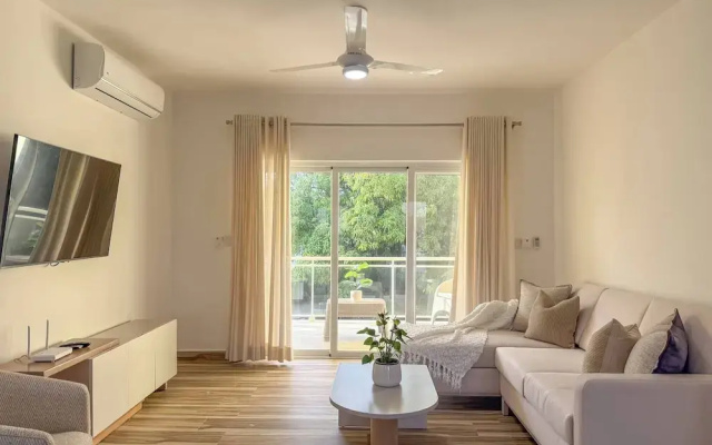 Hillside Condo - 2BR Charming APT Close to Strip!