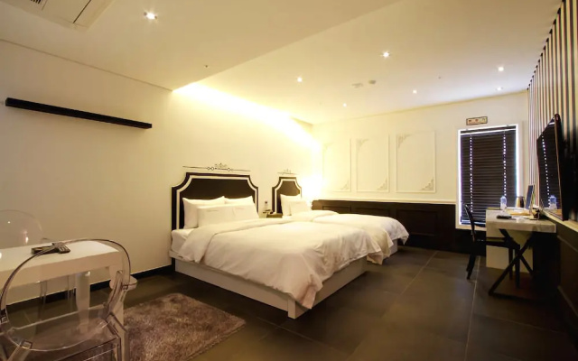 Hotel Moon