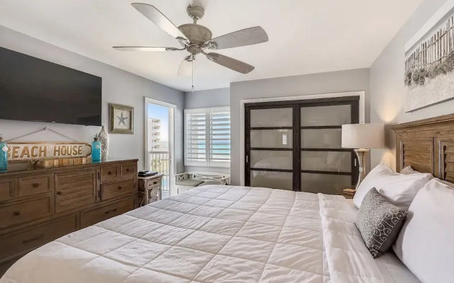 Holiday Surf & Racquet 402 2 Bedroom Condo by RedAwning