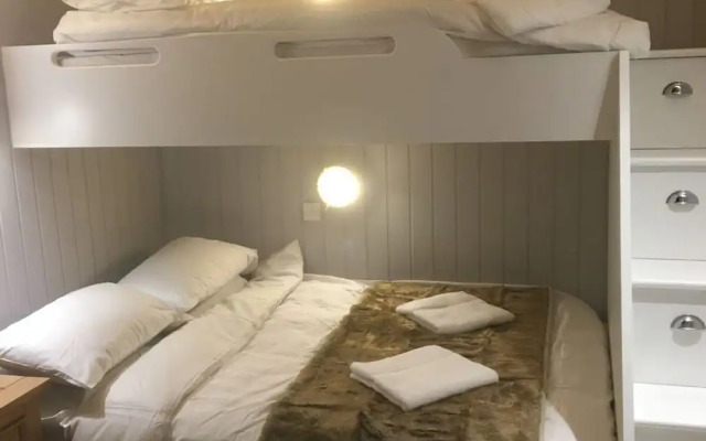 Secret Lodge by Cardiff Holiday Homes