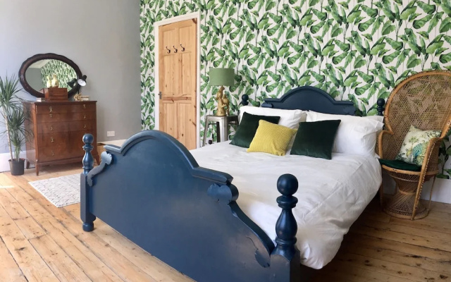 5 bedroom Seaside Townhouse Beautifully Renovated