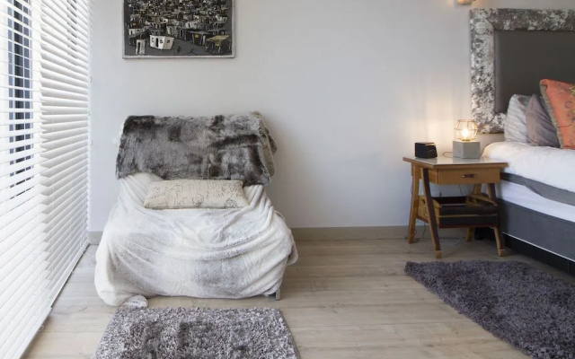Trendy 1-BR City Center Apt
