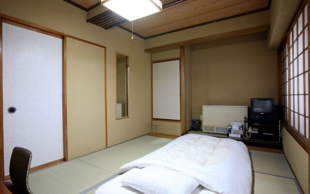 Takasaki Ekimae Plaza Hotel Томиока комната для гостей