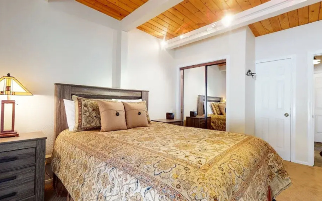 Villa De Los Pinos - Year-round Activities, Nearby Shopping & Restaurants