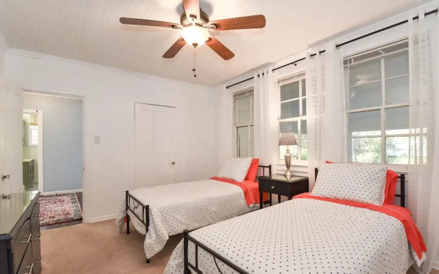 Summertime Pet-friendly 30 min Savannah