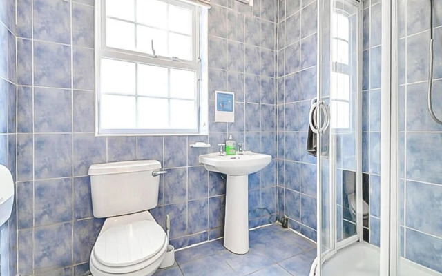 Stunning 7-bed Detached House in Luton With Parkin