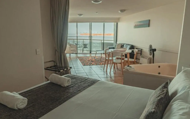 La Promenade Absolute Waterfront Apartments