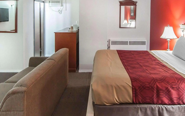 Econo Lodge Inn & Suites