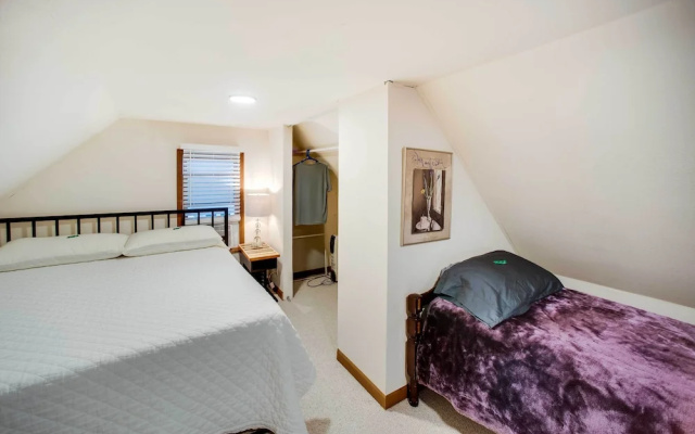 Charming Iowa Abode Near Knoxville Raceway!
