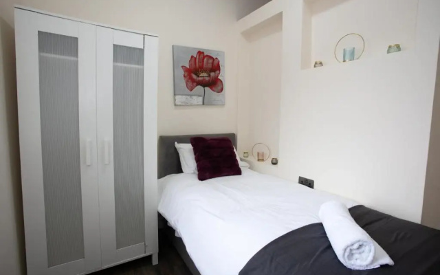 Modern Stays @ Kippax House (6 Bedrooms, 7 Beds, Sleeps 13, Free Parking)