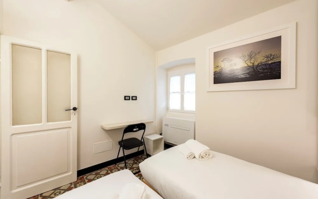 Bright 2BR flat moments from the beach