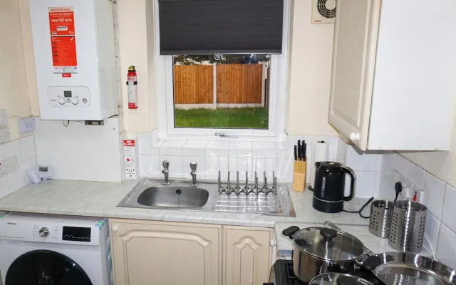 Biz & Fam Sleeps 7 Wigan w/ Parking, Self-check-in
