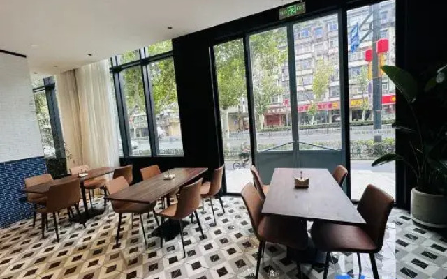 Kyriad Hotel (Zhengzhou Zijingshan Business District Wenmiao Subway Station Store)