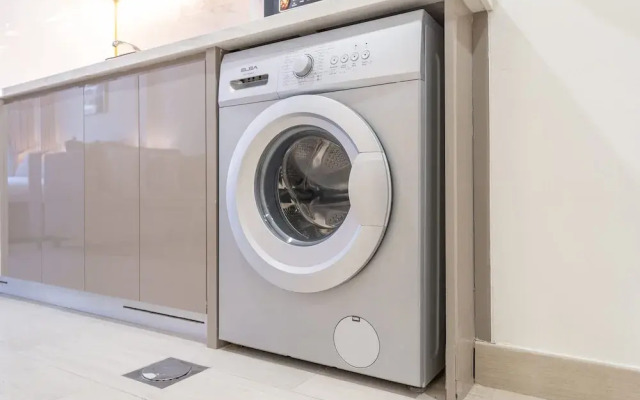 Stylish Studio Retreat in Riviera 33 Near Downtown