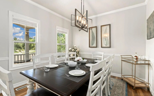 Fabulous Family-friendly Retreat by Windsor Lake!