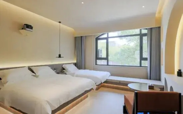 Yizhai Homestay (Luxun Former Residence Jindi Yintai City)