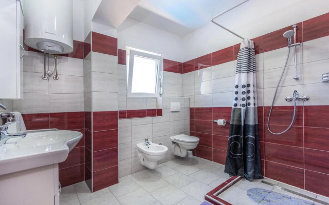 Beautiful Home in Perci With Wifi and 4 Bedrooms