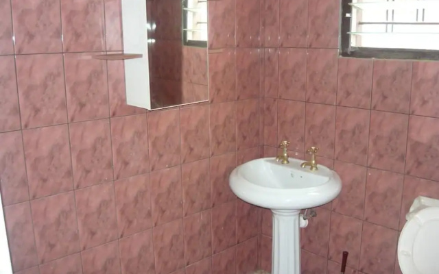 3 Bed House Sleeps 6 - Parking, Wifi, Generator