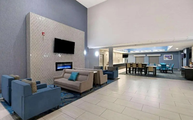 La Quinta Inn And Suites Phoenix I-10 West