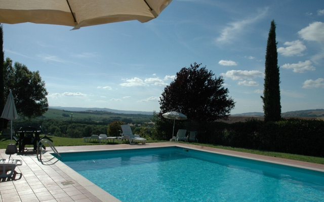Peaceful Pienza Garden Escape