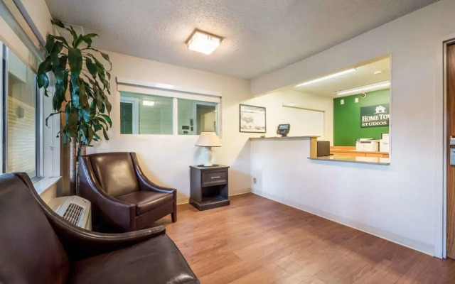 HomeTowne Studios by Red Roof Orlando - UCF Area