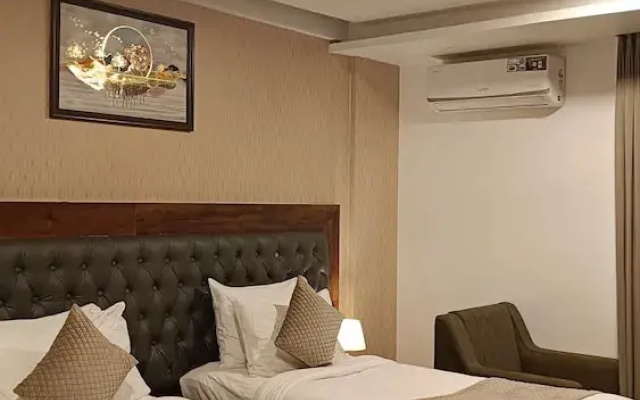 Royal Ace Luxur Hotel