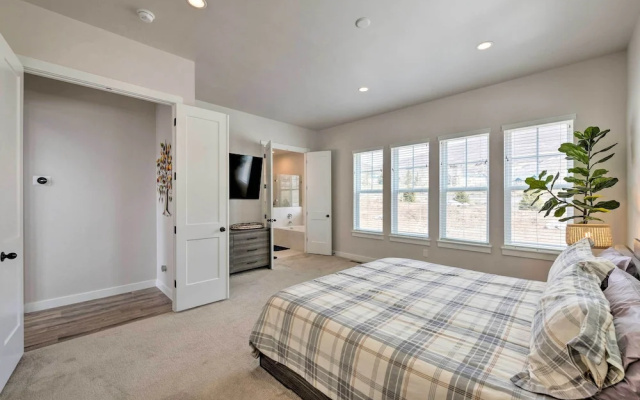Inviting Hideout Townhome w/ Balcony & Lake Views!