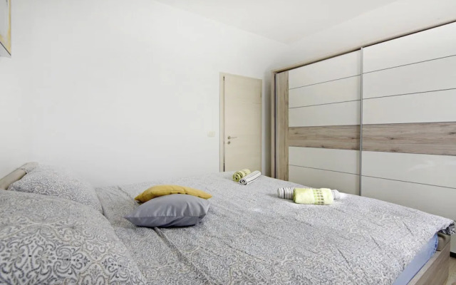 Upscale Fully Equipped Apartment