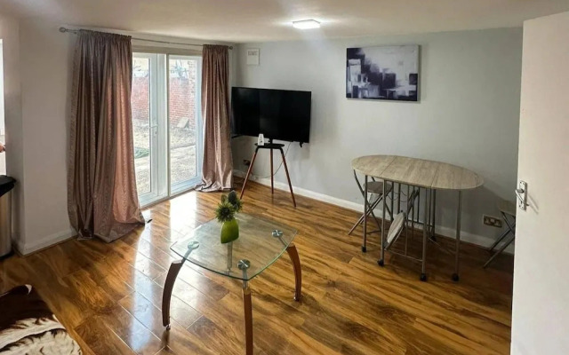Cozy 1 Bed Apt Sleeps 4 With Garden Views
