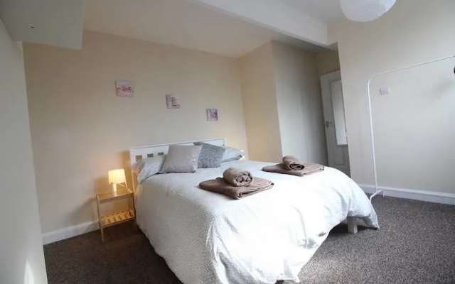 2 Bedroom Family Home near Leeds City Center
