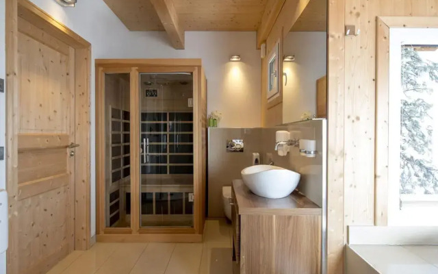 Lush Chalet With hot tub