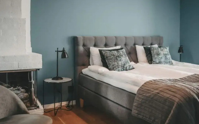Inviting Hotel Room With Free Breakfast