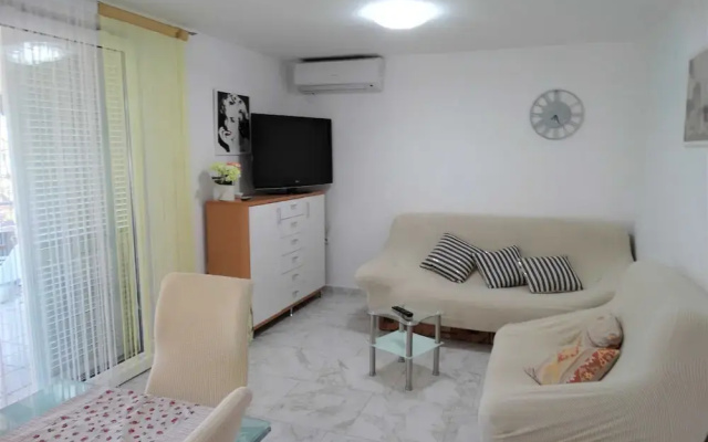 Selce Shorefront Apartment With Balcony and Sea View