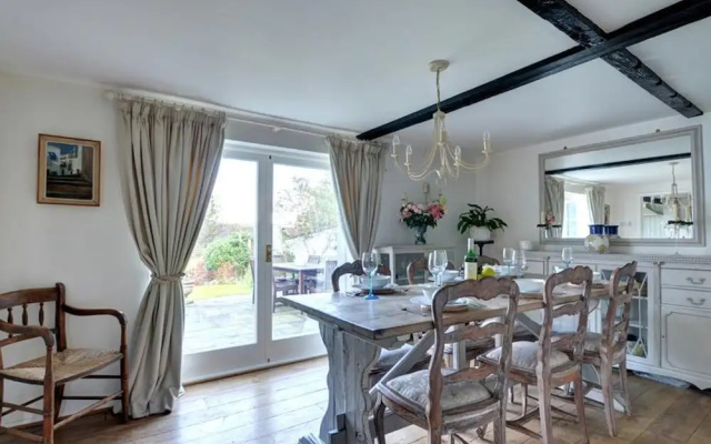 Stunning Holiday Home in Robertsbridge with Private Garden