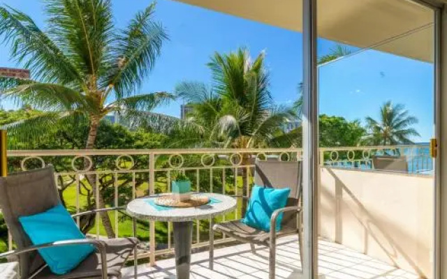 Waikiki Shore 305 (beachfront/balcony)