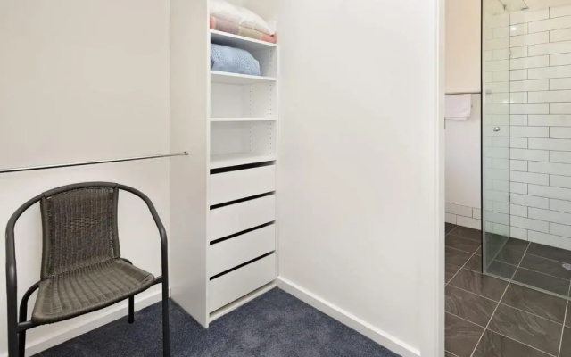 'Matilda' - Spacious & centrally located with great lake views