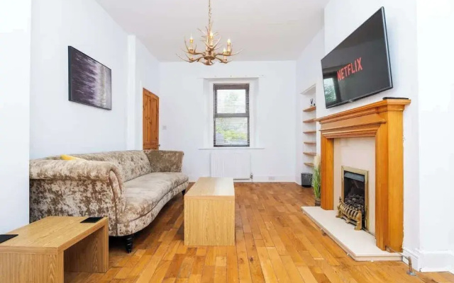 2 Bedroom House - Free Parking