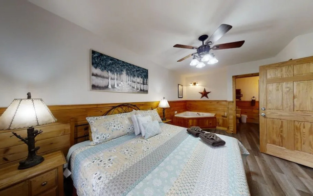 Pure Country - 3 Br cabin by RedAwning
