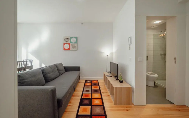 Downtown Sunny Apartment by Vacationy