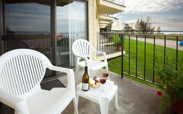 Pointes North Beachfront Hotel – 2 Person Spa Tub Studios